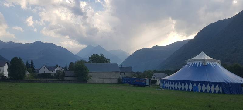 Location de notre nouveau chapiteau bleu et blanc 38 m dans les Pyrénées, à Guchan.
