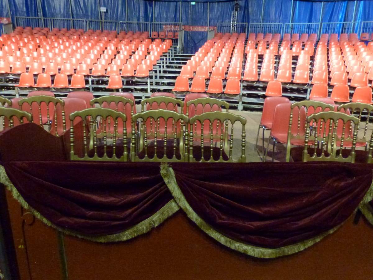 location chaises velours rouge pour spectacle