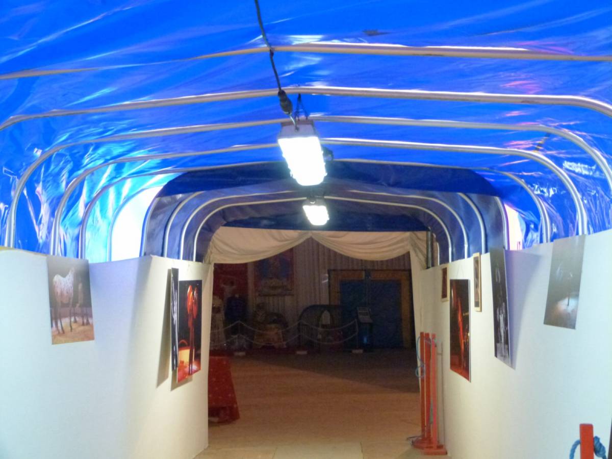 intérieur des tunnels montés au festival du cirque Européen