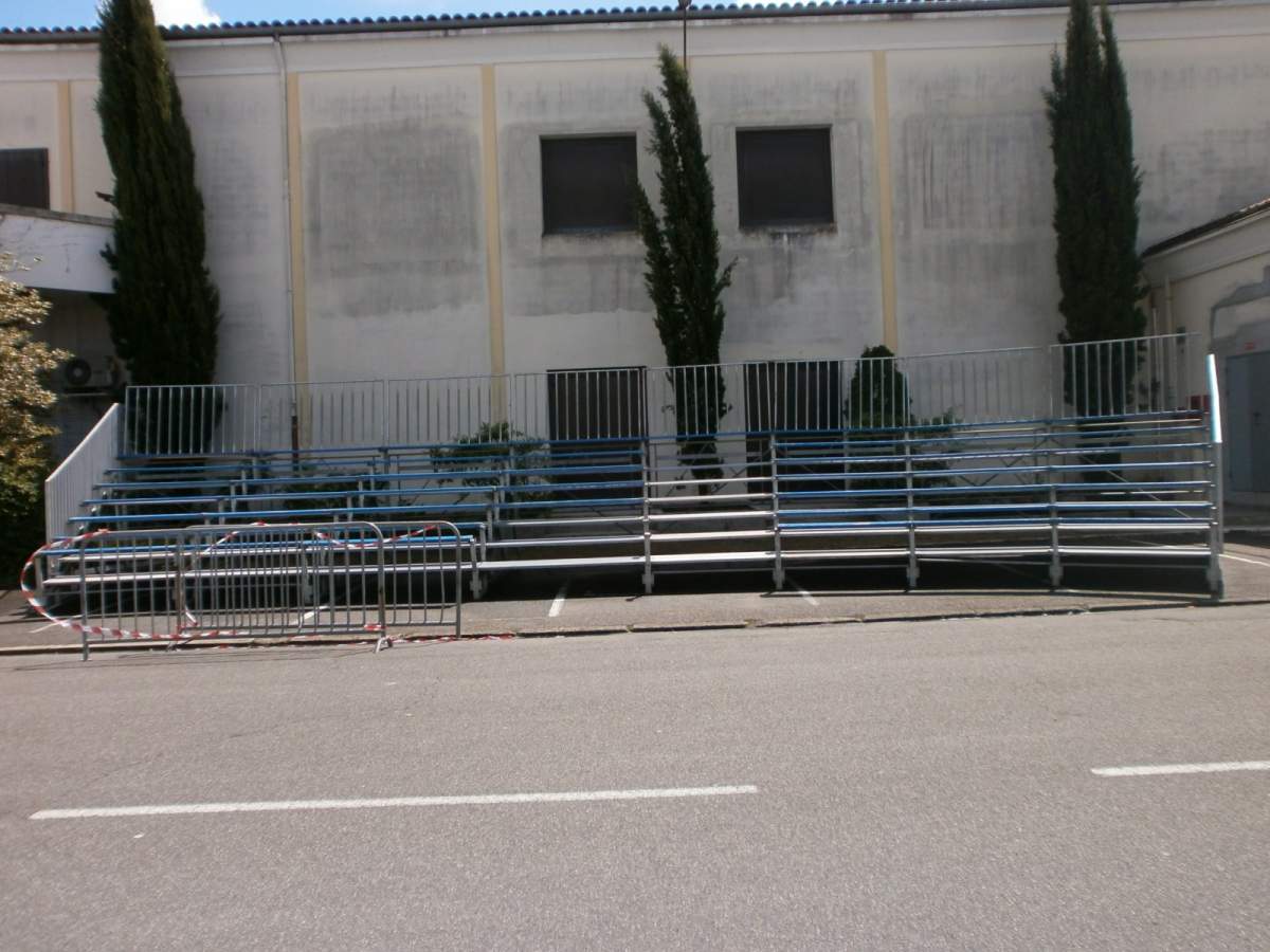 175 places de gradins normaux