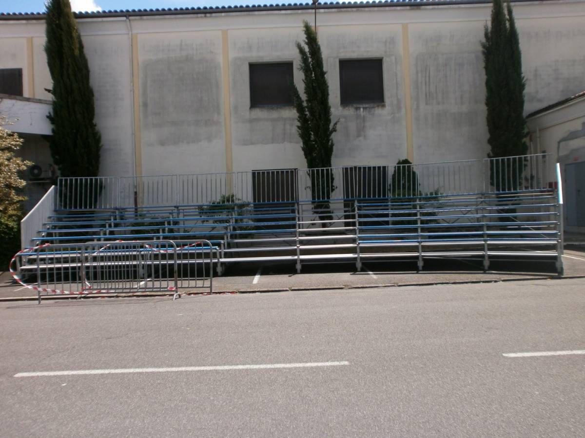 175 places de gradins normaux