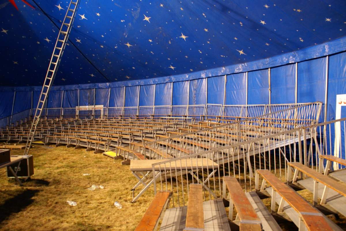 gradins normaux en alu sous chapiteau 38 x 40 mètres