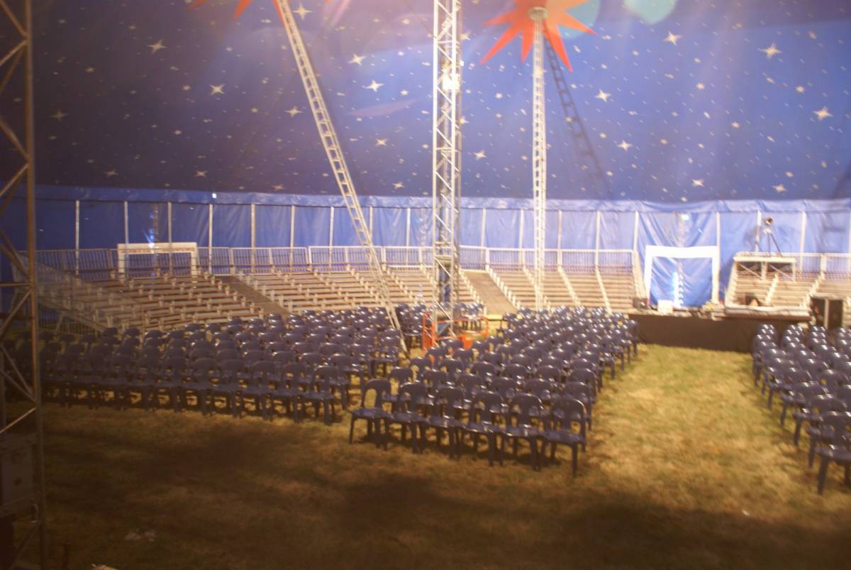 400 places de gradins normaux en alu, côté gauche