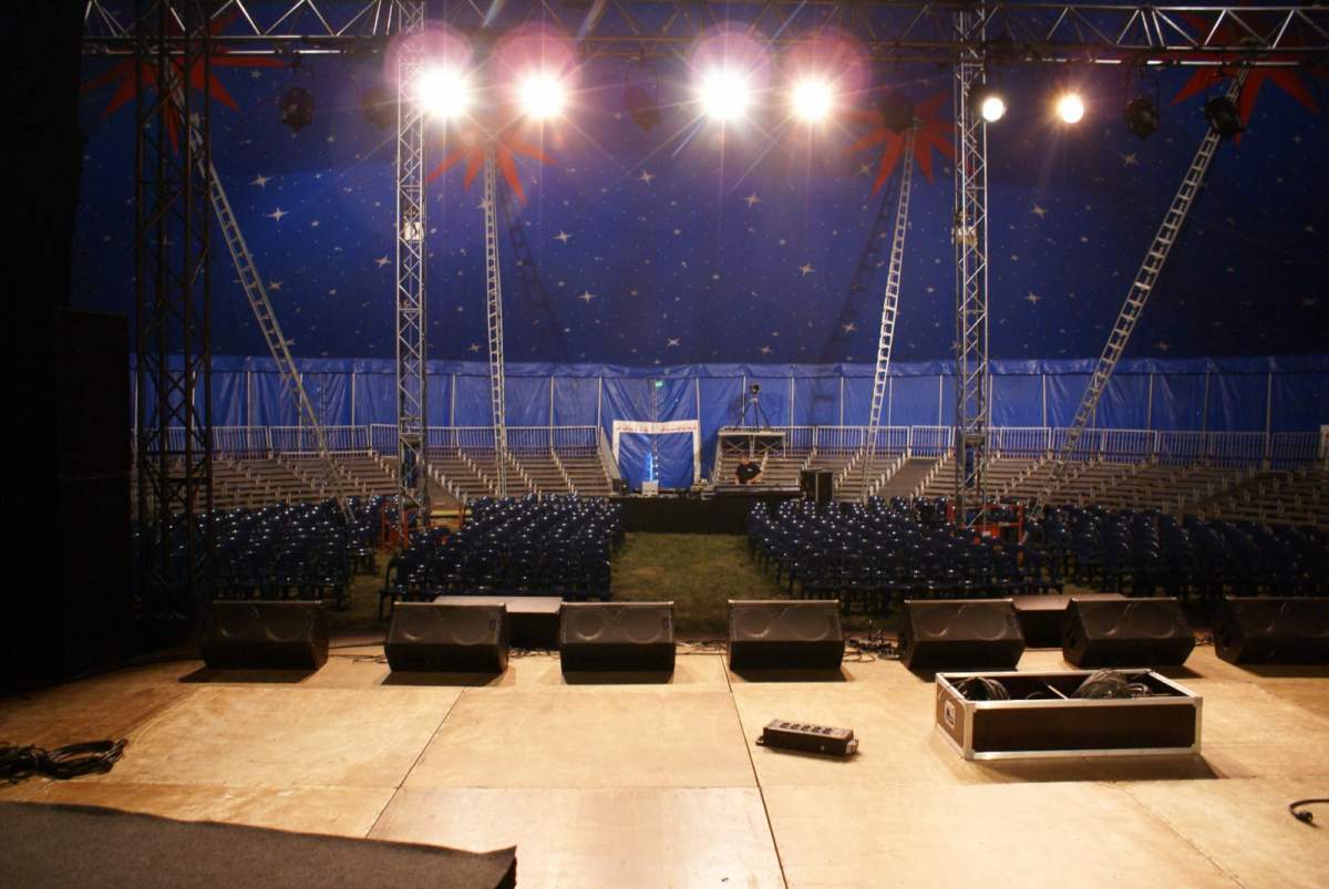 gradin sous chapiteau 38 x 40 mètres