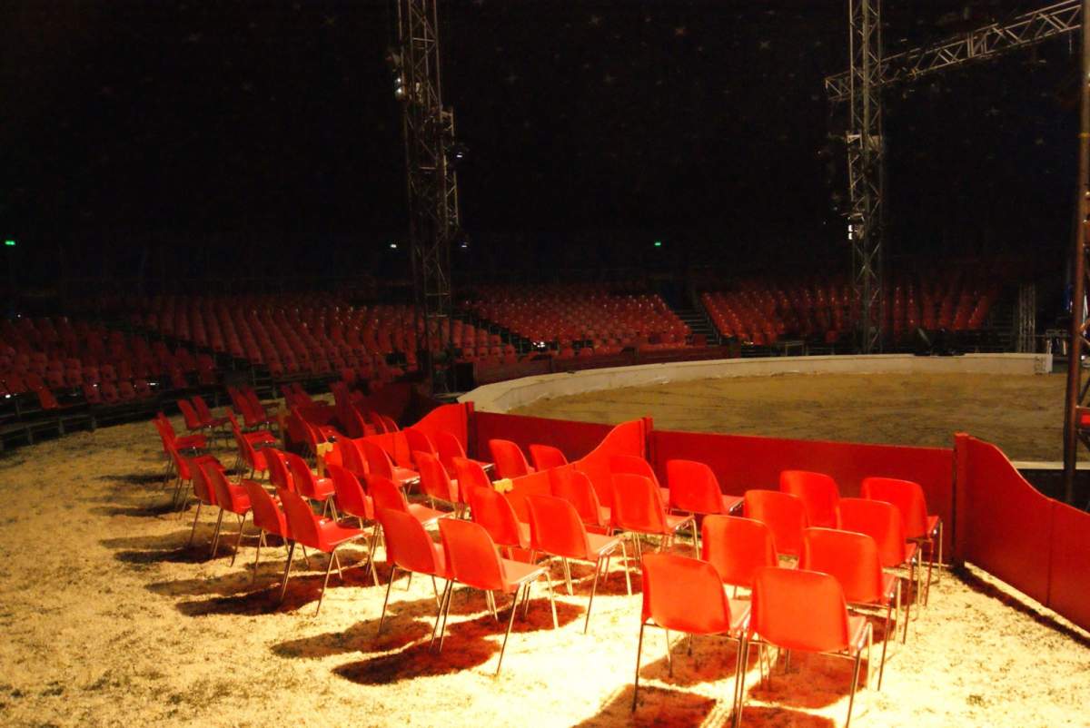 location de chaises coques pour spectacle
