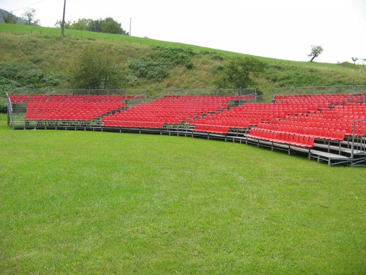 location et installation de bloc de gradins coquilles en extérieur à Nîmes Gard