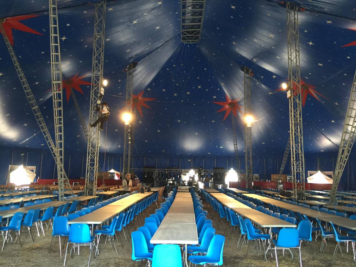 repas sous chapiteau 38 x 40 m