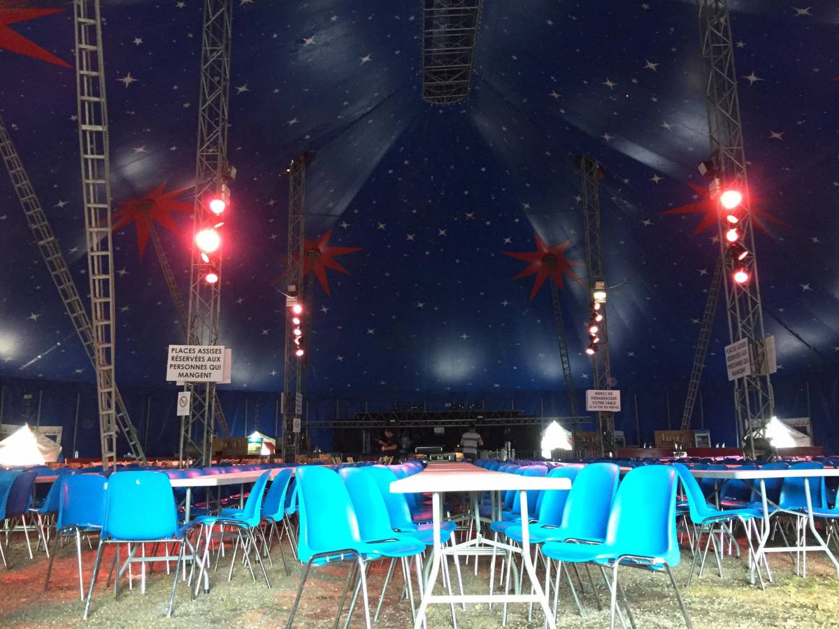 tables sous chapiteau 38 x 40 m