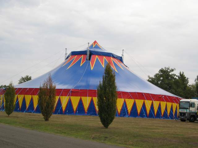 Location de chapiteaux et de gradins pour évènements à Lyon en Rhône-Alpes