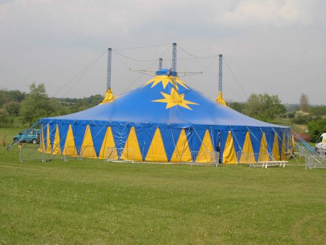 Location de chapiteaux et de gradins pour évènements à Lyon en Rhône-Alpes