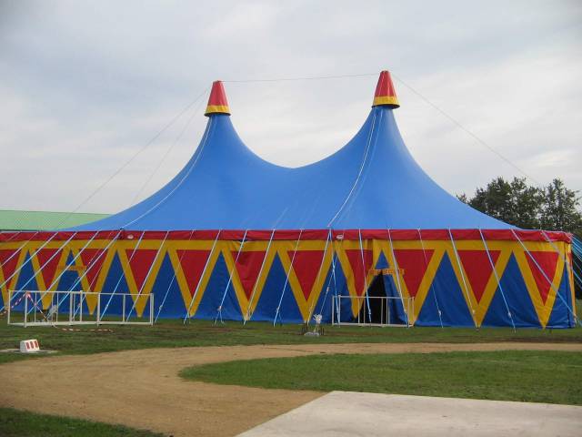 Chapiteaux Santus -  Entreprise de location de chapiteau de cirque pour spectacle avec installation sécurisée à Strasbourg en Alsace